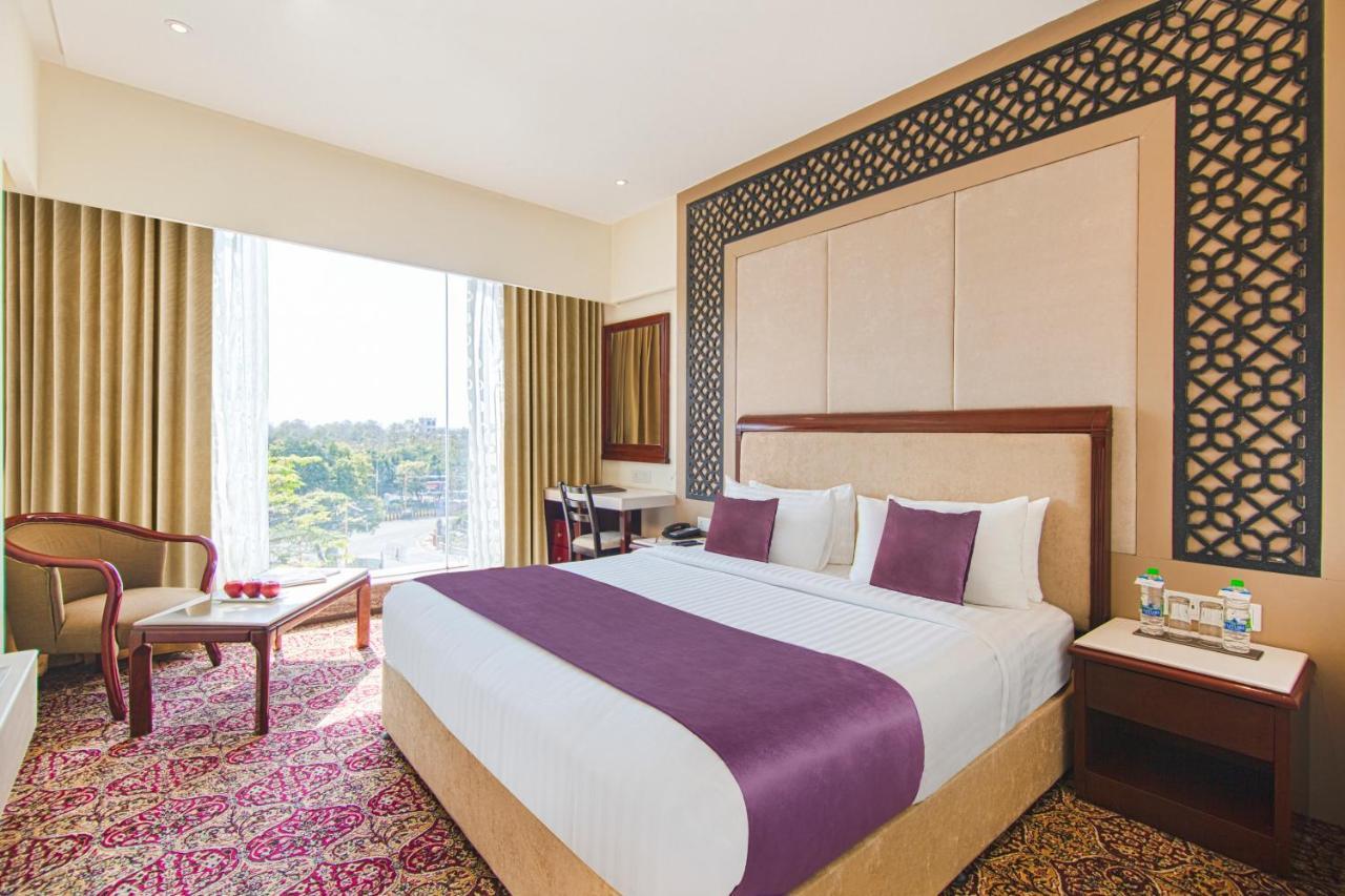 Hotel Sarovar Portico , Indore Zewnętrze zdjęcie