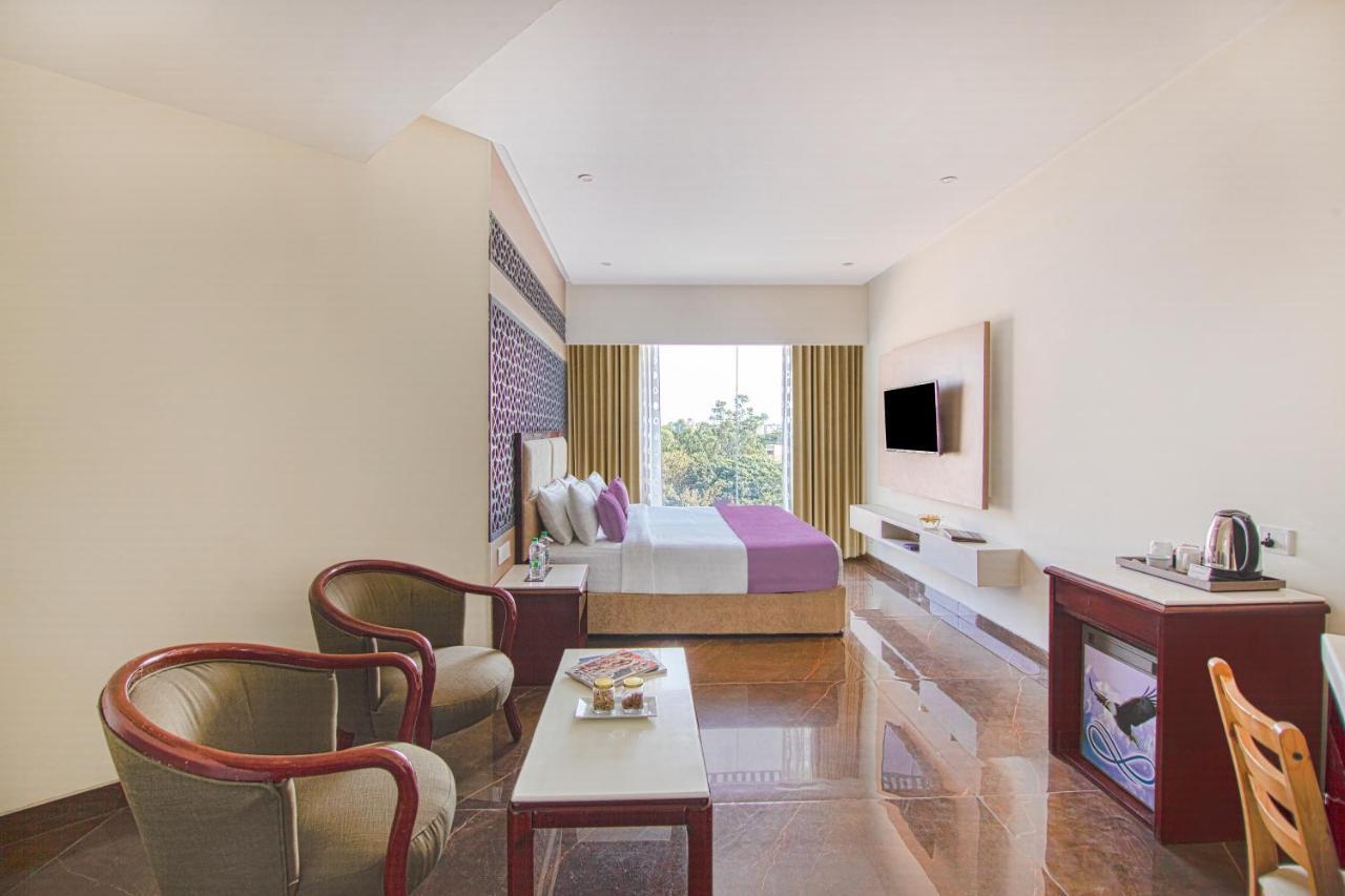 Hotel Sarovar Portico , Indore Zewnętrze zdjęcie